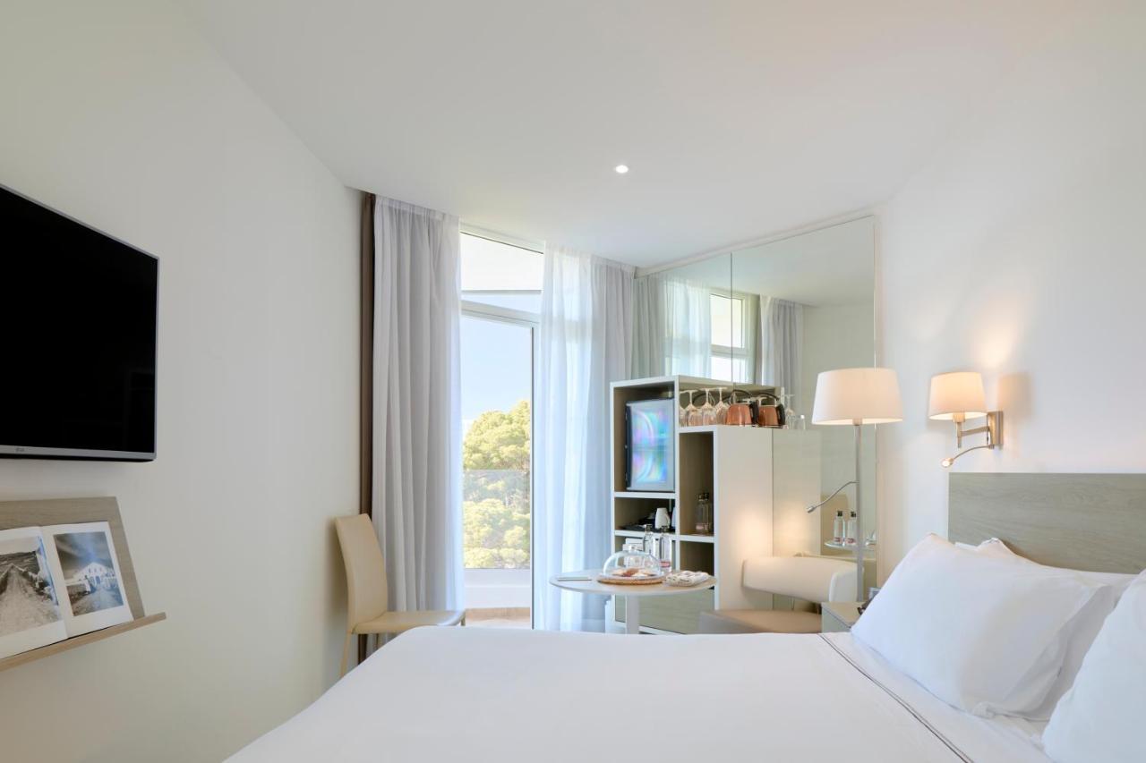 Melia Cala Galdana Hotel Cala Galdana  Exterior photo A room at the hotel