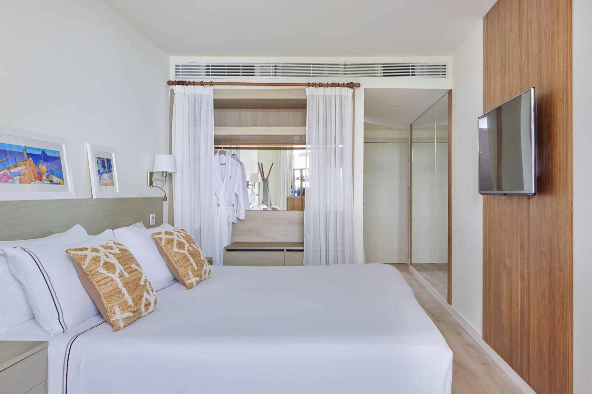 Melia Cala Galdana Hotel Cala Galdana  Exterior photo A bedroom at the hotel