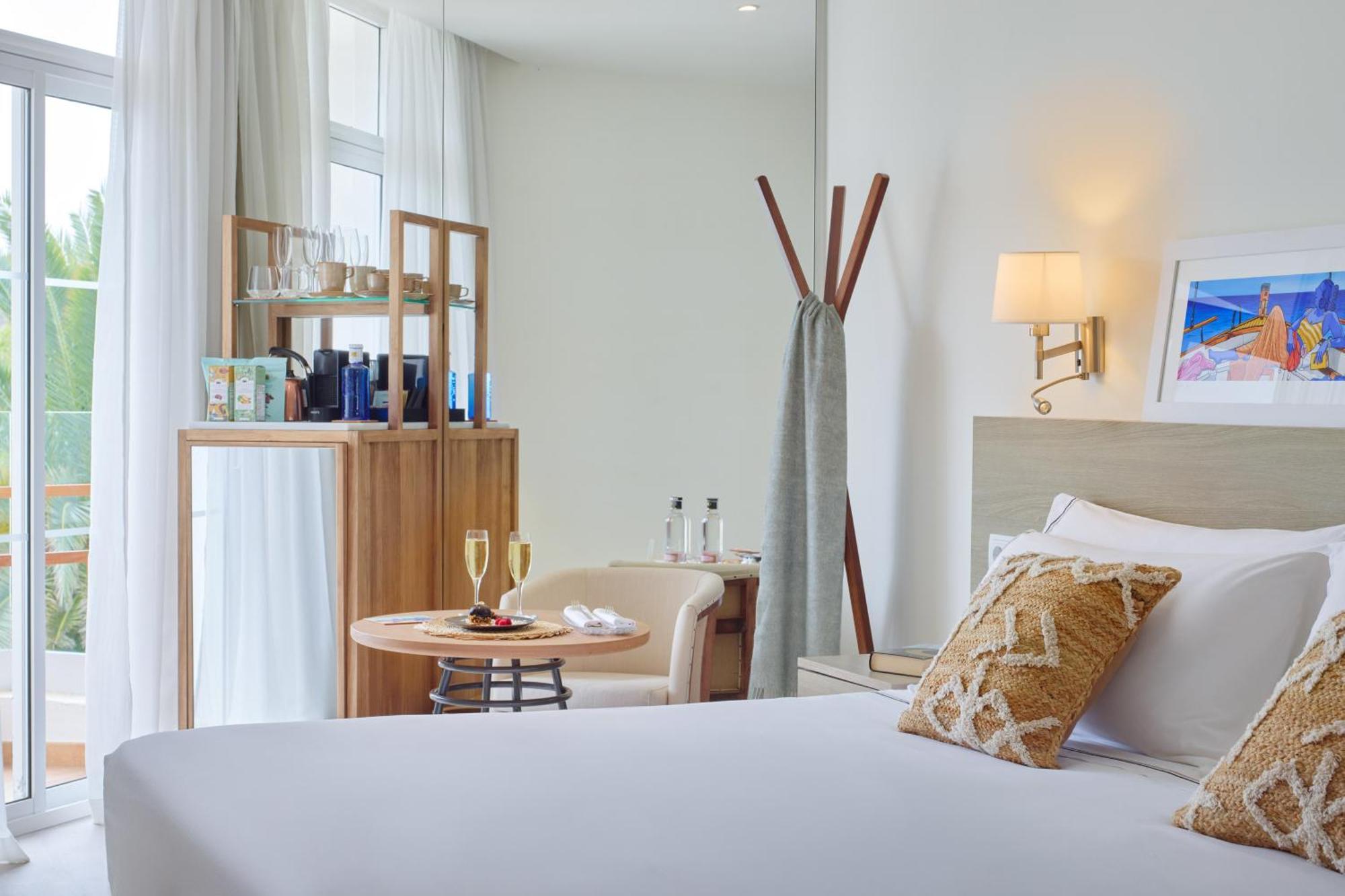 Melia Cala Galdana Hotel Cala Galdana  Exterior photo A room at the hotel