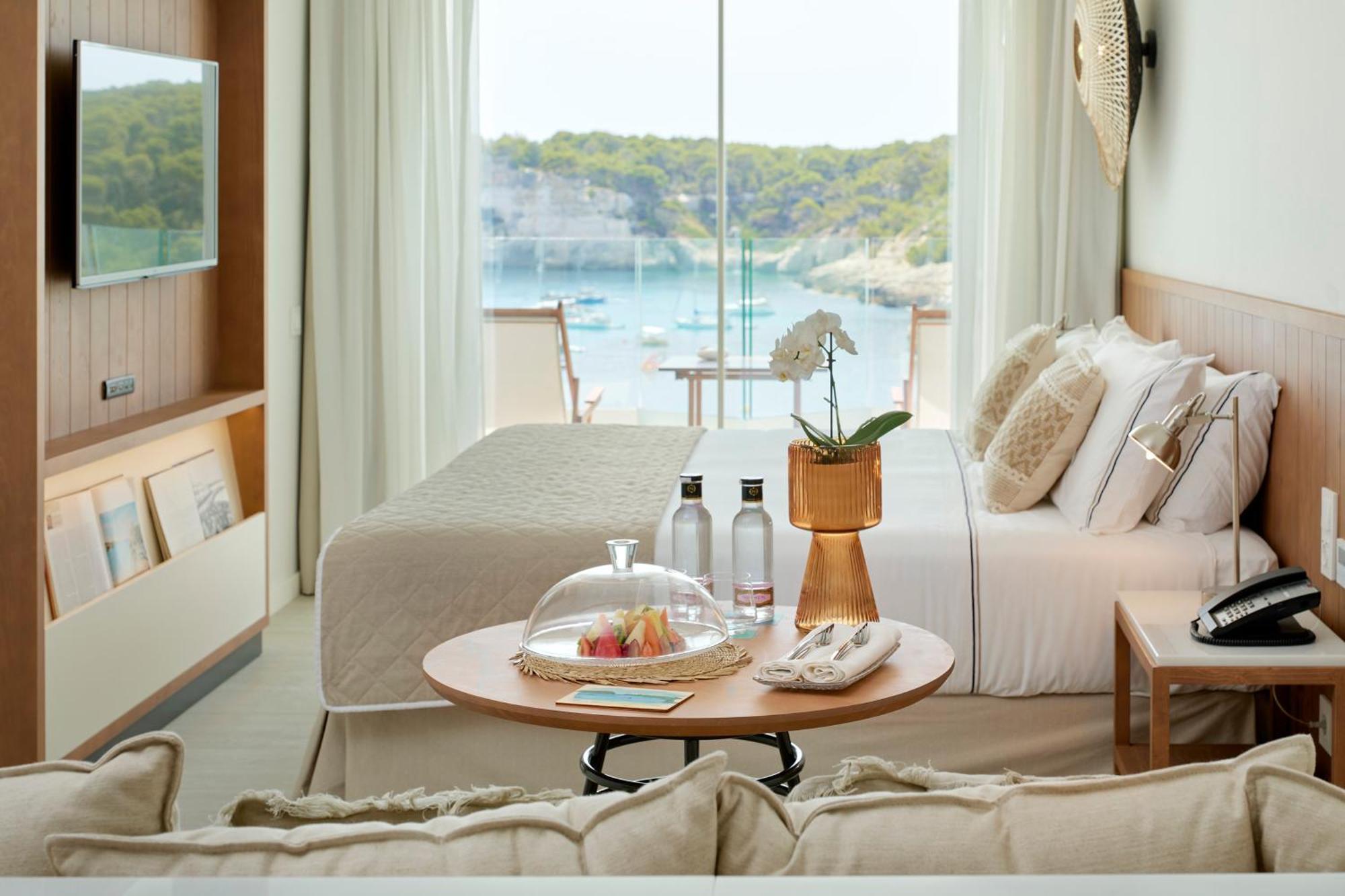 Melia Cala Galdana Hotel Cala Galdana  Exterior photo A room at the hotel
