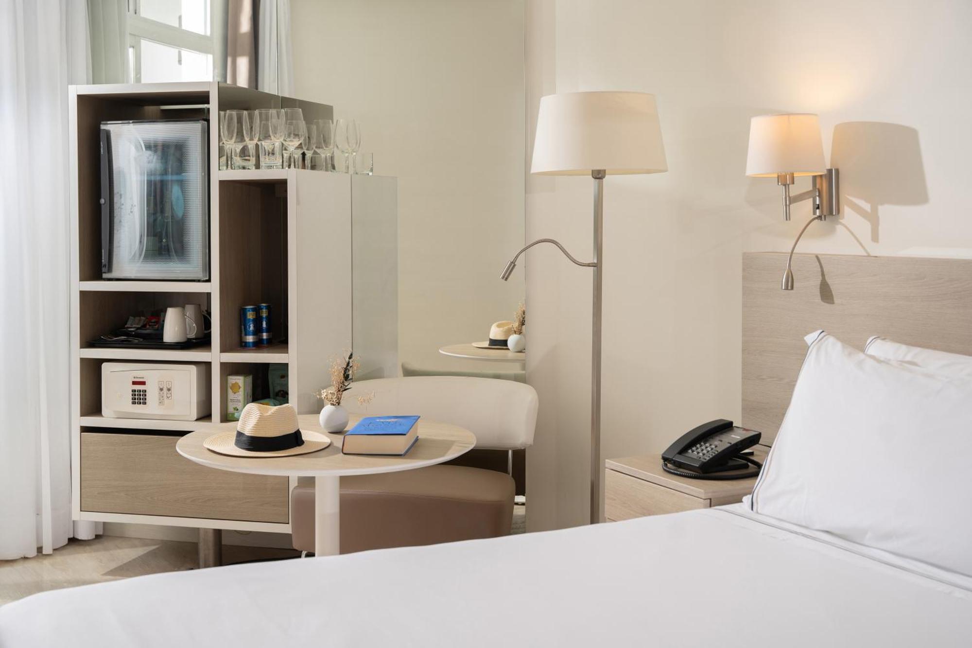 Melia Cala Galdana Hotel Cala Galdana  Exterior photo A room at the hotel