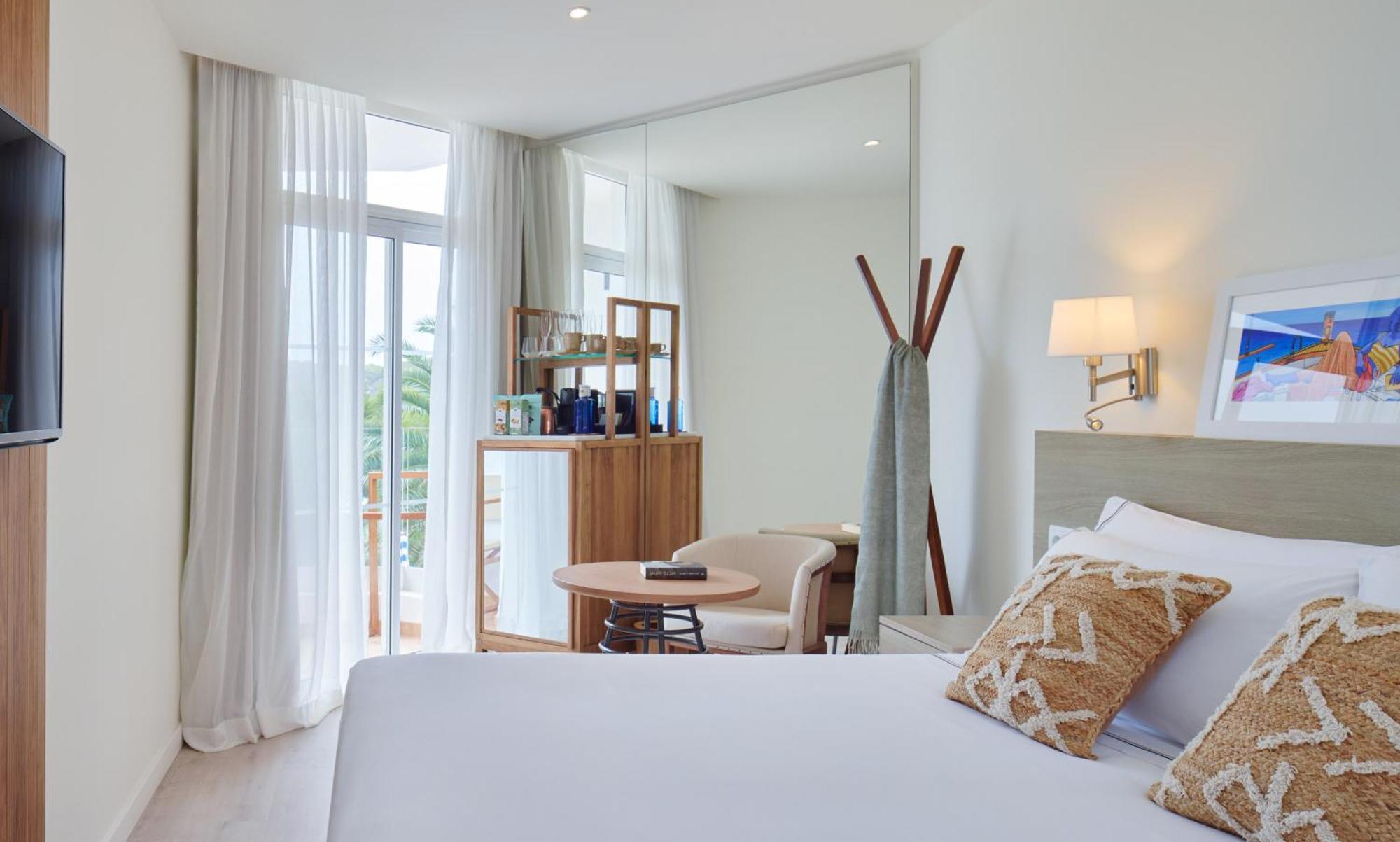 Melia Cala Galdana Hotel Cala Galdana  Exterior photo A room at the hotel