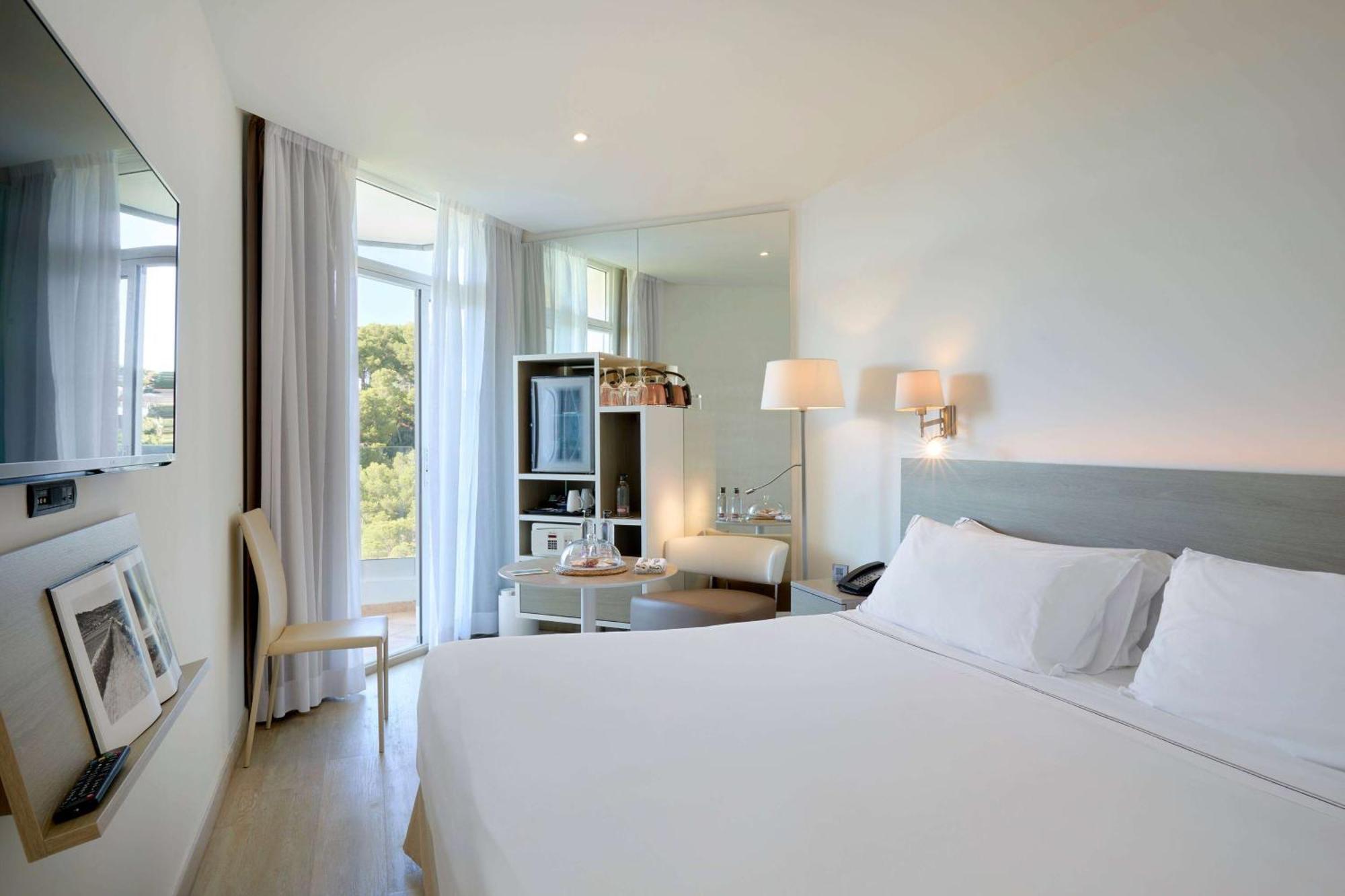 Melia Cala Galdana Hotel Cala Galdana  Exterior photo A room at the hotel